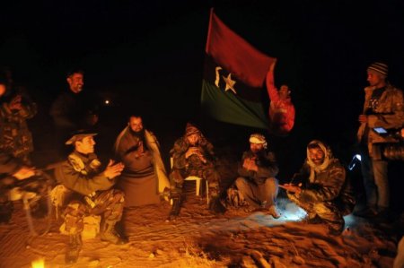Libya’da Çöl Gecelerini Muhaliflerin Ateşi Isıtıyor