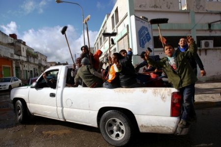 Libya'da Vurulan Tanklar Çocuklara Oyuncak Oldu