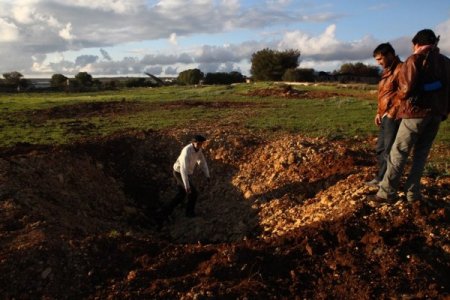 Libya'da Vurulan Tanklar Çocuklara Oyuncak Oldu