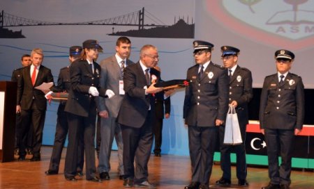 Libyalı komiserlerin diploma sevinci