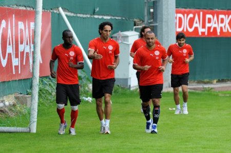 Lider ortağı Medical Park Antalyaspor, Kasımpaşa'ya bileniyor