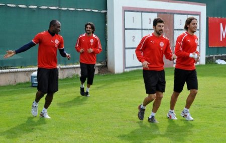 Lider ortağı Medical Park Antalyaspor, Kasımpaşa'ya bileniyor