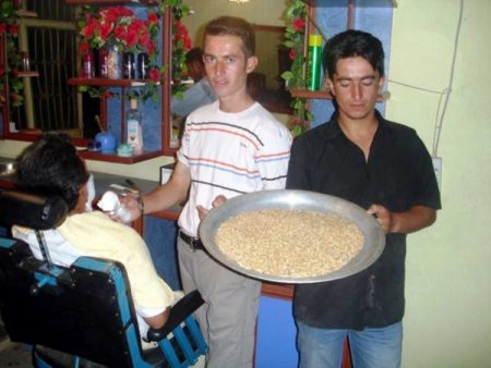 Lidyalılar parayı buldu ama bu köy takasla alışverişten vazgeçmiyor