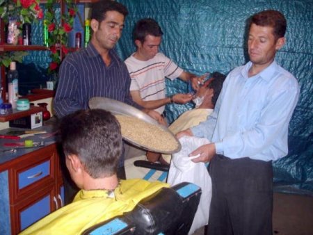 Lidyalılar parayı buldu ama bu köy takasla alışverişten vazgeçmiyor