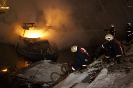 Limanda demirli tekne alev alev yandı