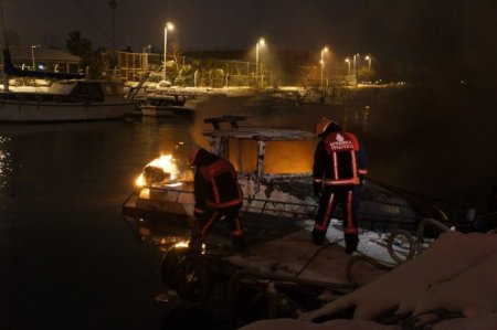 Limanda demirli tekne alev alev yandı