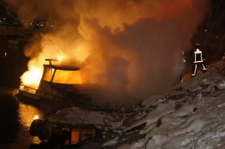 Limanda demirli tekne alev alev yandı