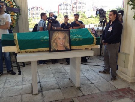 Lisa Şener, Gözyaşları Arasında Toprağa Verildi