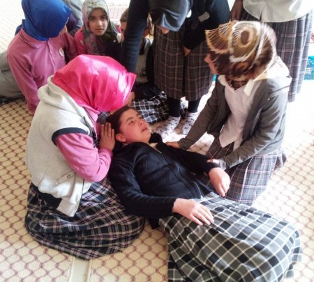 Lise bahçesindeki trafo patladı