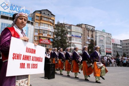Lise Öğrencileri, 19 Mayıs’ı Halk Dansları Gösterisiyle Kutladı