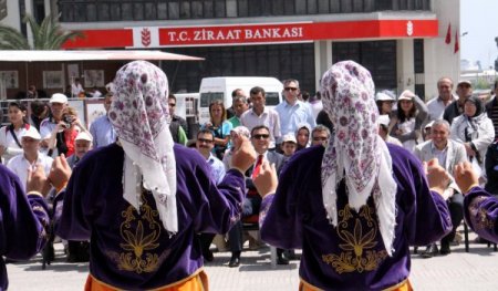 Lise Öğrencileri, 19 Mayıs’ı Halk Dansları Gösterisiyle Kutladı