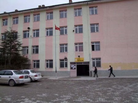 Lise Öğrencileri, Bilgisayarı İnternet Kafelerden Öğrenmeye Çalışıyor