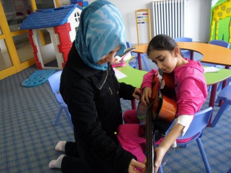 Lise öğrencileri, günlerini hasta çocuklara adadı