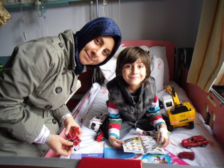 Lise öğrencileri, günlerini hasta çocuklara adadı