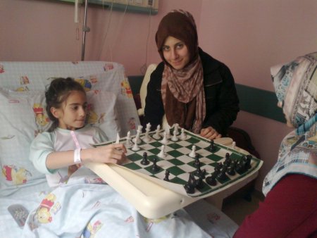 Lise öğrencileri, günlerini hasta çocuklara adadı