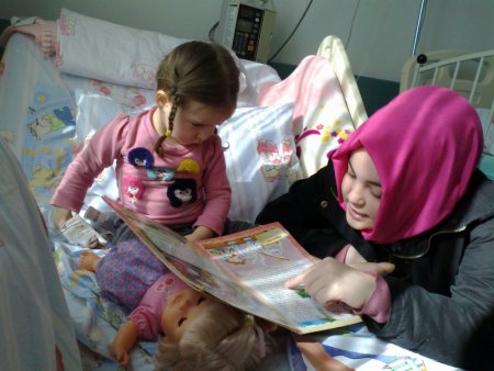 Lise öğrencileri, günlerini hasta çocuklara adadı