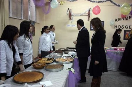Lise Öğrencileri, Köy Okuluna Destek İçin Kermes Düzenledi