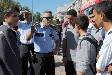 Lise Öğrencileri, Siyah Çelenk Bırakarak Terörü Kınadı