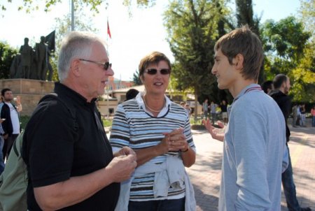 Lise Öğrencileri, Siyah Çelenk Bırakarak Terörü Kınadı