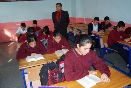 Lise öğrencileri her gün bir derste kitap okuyor