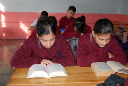 Lise öğrencileri her gün bir derste kitap okuyor