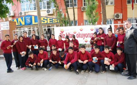 Lise öğrencileri her gün bir derste kitap okuyor