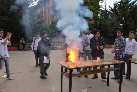 Lise öğrencilerinin bilim şenliğindeki deneyleri ilgi gördü
