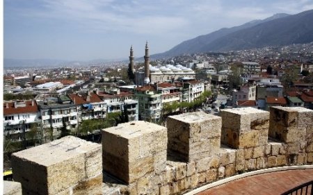 Liseli gençlerin tarihi surlarda esrar partisi (Özel)