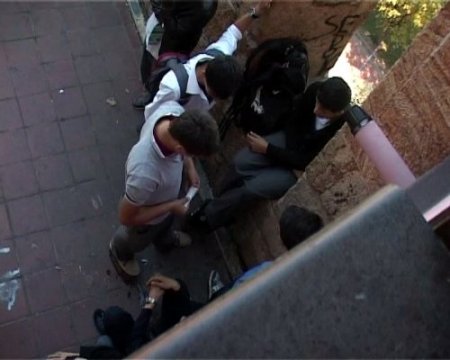 Liseli gençlerin tarihi surlarda esrar partisi (Özel)