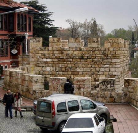 Liseli gençlerin tarihi surlarda esrar partisi (Özel)