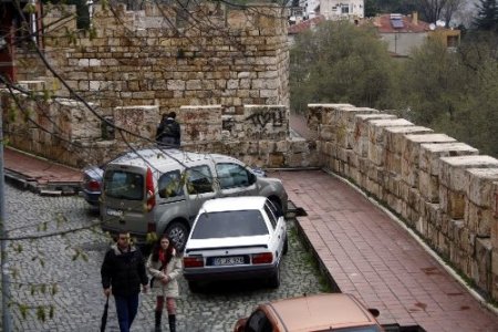 Liseli gençlerin tarihi surlarda esrar partisi (Özel)