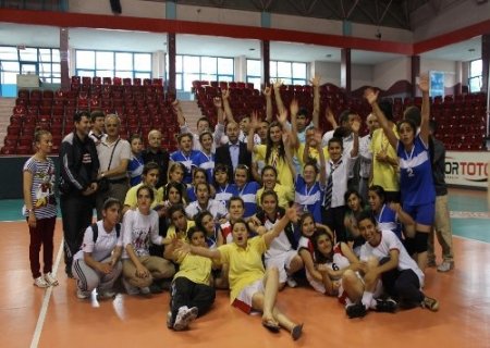 Liseli işitme engelliler kızlar sporda başardı