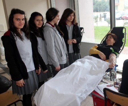 Liseli kızlar, kan bağış kampanyası düzenledi