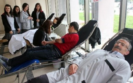 Liseli kızlar, kan bağış kampanyası düzenledi