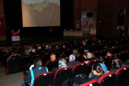 Liseli Öğrenciler, Çanakkale Şiirini Ezber Okuma Yarışmasında Kıyasıya Yarıştı