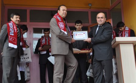 Liseli öğrenciler, robot yarışmasında üniversiteleri geride bıraktı