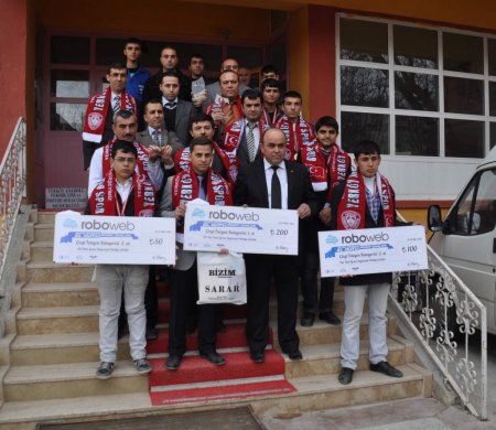 Liseli öğrenciler, robot yarışmasında üniversiteleri geride bıraktı