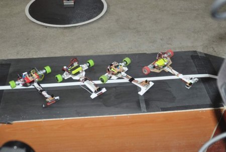 Liseli öğrenciler, robot yarışmasında üniversiteleri geride bıraktı