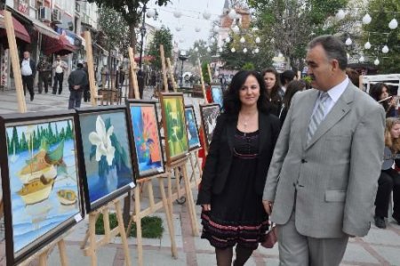 Liseli Öğrenciler Çarşıda Resim Sergisi Açtı