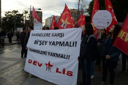 Liseli öğrenciler karne yaktı