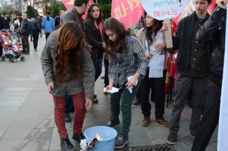 Liseli öğrenciler karne yaktı