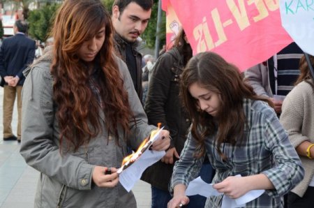 Liseli öğrenciler karne yaktı