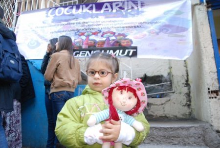 Liseli öğrencilerden çocuklara anlamlı hediye