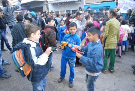 Liseli öğrencilerden çocuklara anlamlı hediye