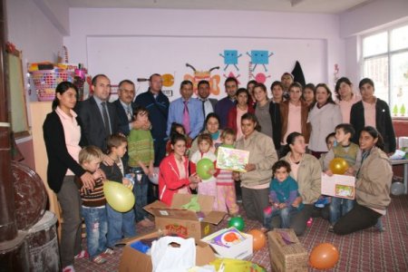 Liseli öğrencilerden köy okuluna eğitim yardımı