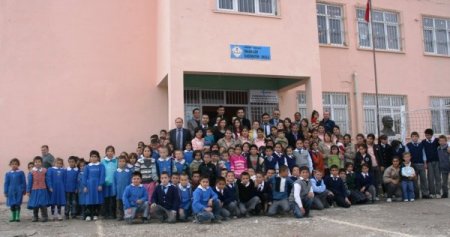 Liseli öğrencilerden köy okuluna eğitim yardımı