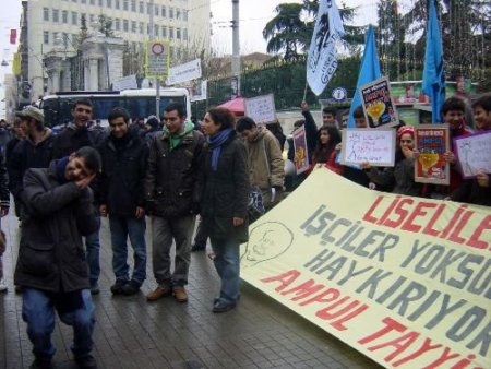 Liseli Öğrencilerden Tiyatrolu Protesto