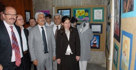 Liseli öğrencilerin karikatürleri ve resimleri büyük ilgi gördü