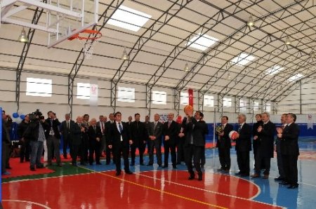 Liselilerin 42 yıllık spor salonu özlemi bitti