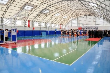 Liselilerin 42 yıllık spor salonu özlemi bitti
